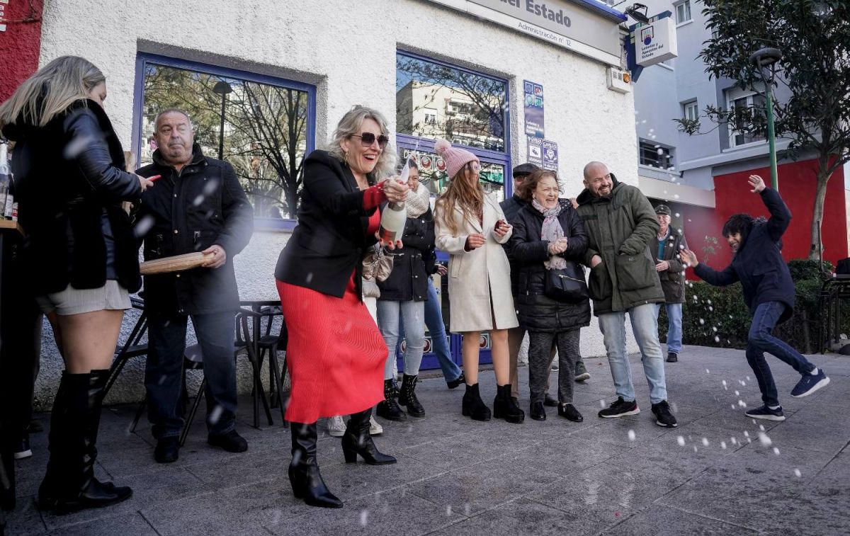 Varias personas festejan frente a una administración / EUROPA PRESS - A. PÉREZ MECA Varias personas festejan frente a una administración / EUROPA PRESS - A. PÉREZ MECA