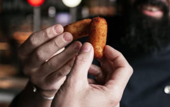 Dos personas disfrutando de unas corquetas/ IG @GrupoArzabal Dos personas disfrutando de unas corquetas/ IG @GrupoArzabal