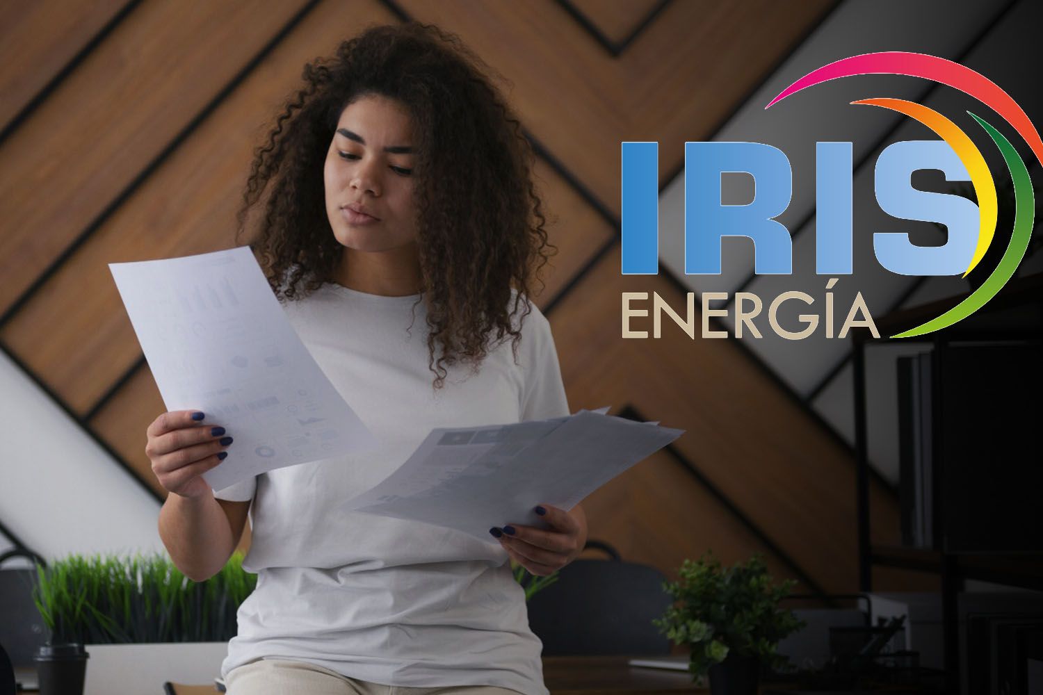 Uma consumidora verifica as suas contas por detrás do logótipo da Iris Energía / CG PHOTOMONTAGE