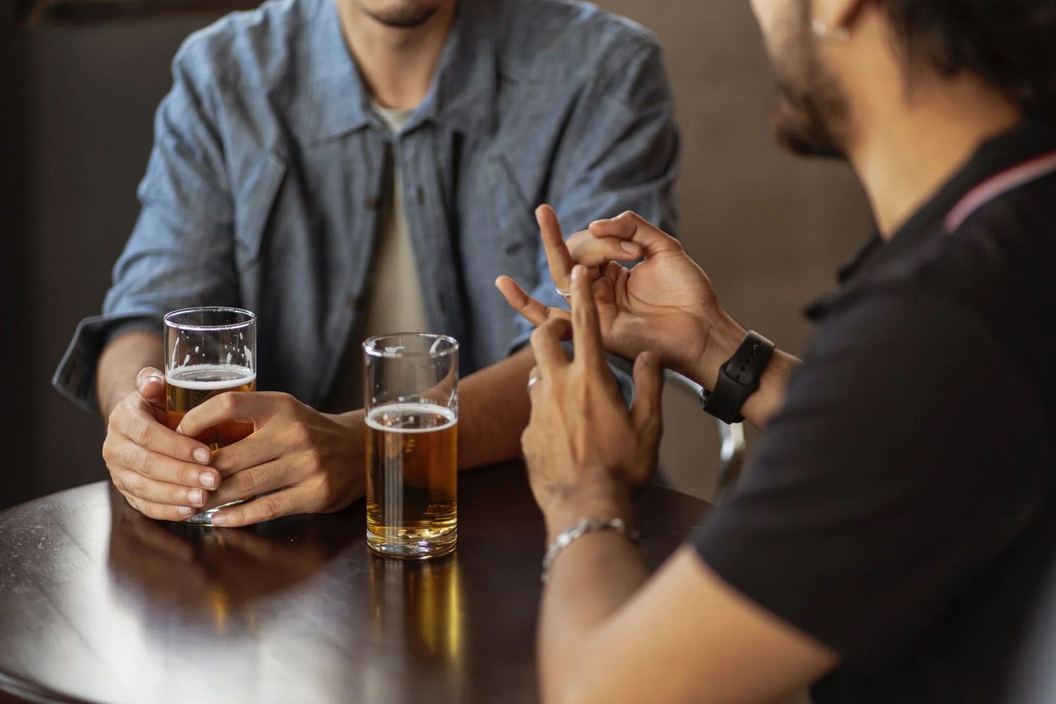 Dos hombres toman una cerveza con alcohol en un bar / PEXELS