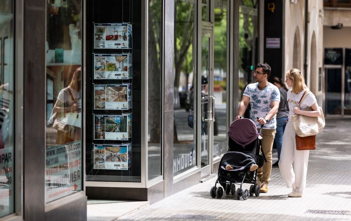 Dos personas observan anuncios de una inmobiliaria / EUROPA PRESS - TOMAS MOYA Dos personas observan anuncios de una inmobiliaria / EUROPA PRESS - TOMAS MOYA