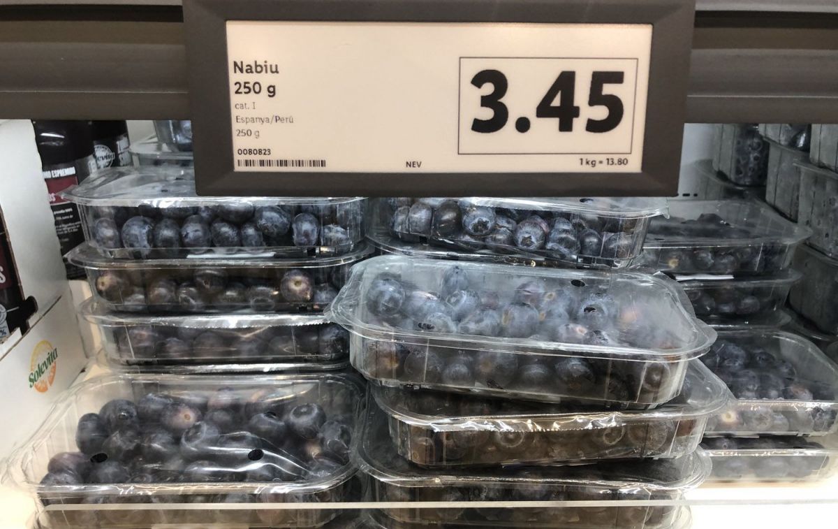 Los arándanos de Perú que Lidl envasa en Huelva / TEO CAMINO Los arándanos de Perú que Lidl envasa en Huelva / TEO CAMINO