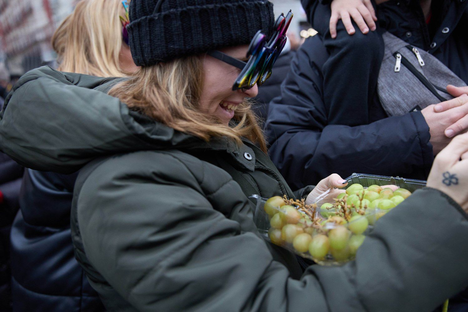 Una persona que ha comprado uvas para Nochevieja/ Jesús Hellín - EP