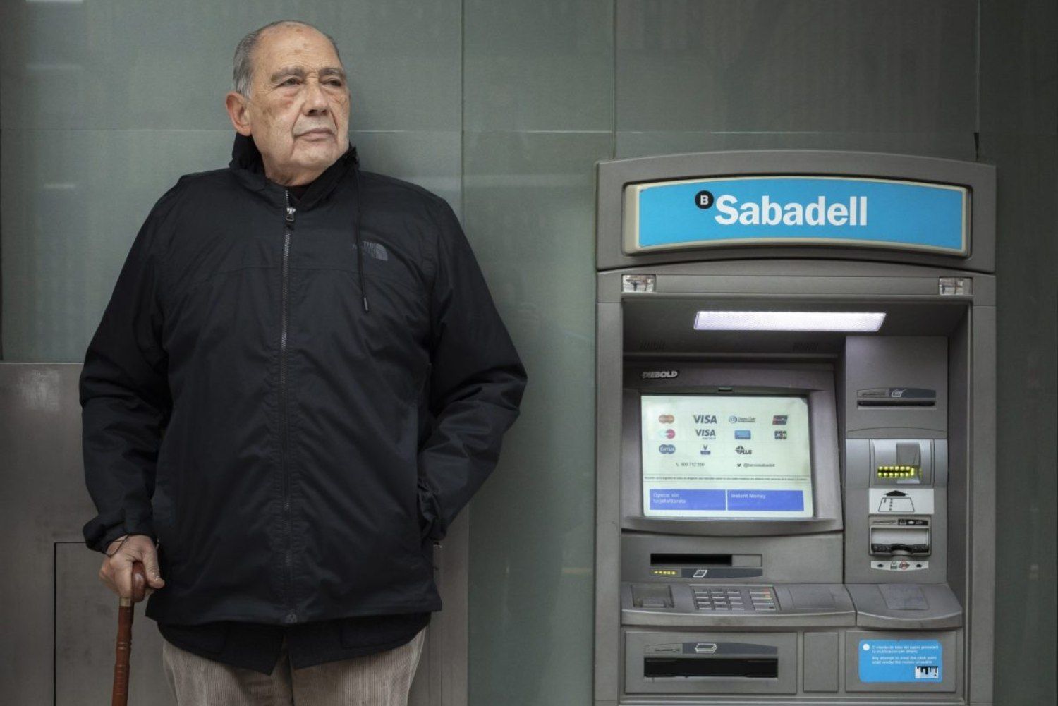 Un pensionista espera su paga extra de Navidad   Biel Aliño   EFE