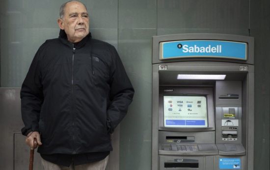 Un pensionista espera para sacar su paga mensual / Biel Aliño - EFE Un pensionista espera para sacar su paga mensual / Biel Aliño - EFE