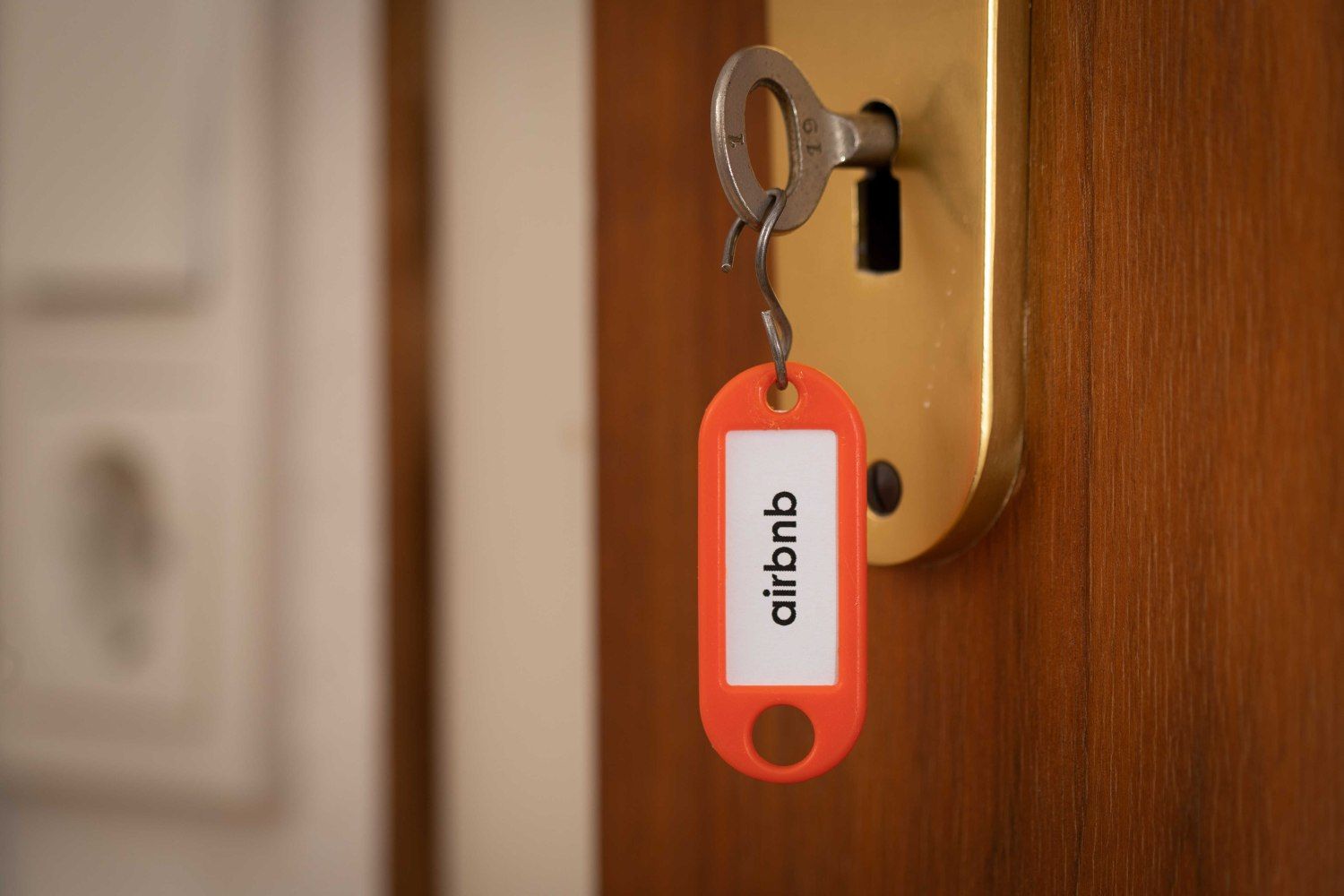 Una llave para entrar en un piso turístico ofrecido por Airbnb   Friso Gentsch   EP