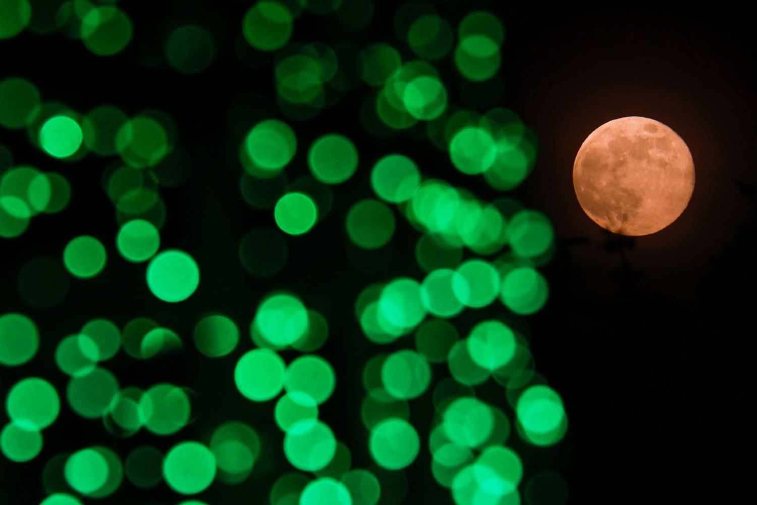 Unas luces navideñas y de fondo la luna llena   Salas   EFE
