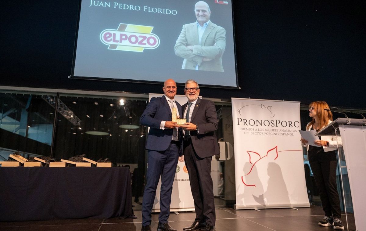 El director de Operaciones de ElPozo Alimentación, Juan Pedro Florido, recibe el premio PronosPorc de manos de Félix Larrosa, alcalde de Lleida y presidente de Mercolleida / GRUPO FUERTES - EP El director de Operaciones de ElPozo Alimentación, Juan Pedro Florido, recibe el premio PronosPorc de manos de Félix Larrosa, alcalde de Lleida y presidente de Mercolleida / GRUPO FUERTES - EP
