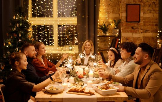 Varias personas reunidas en torno a una mesa en Navidad / PEXELS Varias personas reunidas en torno a una mesa en Navidad / PEXELS