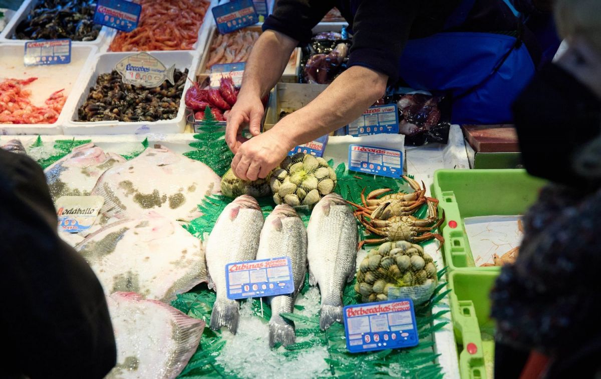 Una pescadería en la que hay varios de los alimentos que más han subido de precio / EUROPA PRESS - JESÚS HELLÍN Una pescadería en la que hay varios de los alimentos que más han subido de precio / EUROPA PRESS - JESÚS HELLÍN