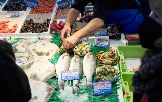 Una pescadería en la que hay varios de los alimentos que más han subido de precio / EUROPA PRESS - JESÚS HELLÍN Una pescadería en la que hay varios de los alimentos que más han subido de precio / EUROPA PRESS - JESÚS HELLÍN