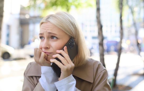 Una mujer realiza una llamada telefónica a su banco tras una estafa digital / FREEPIK - benzoix Una mujer realiza una llamada telefónica a su banco tras una estafa digital / FREEPIK - benzoix