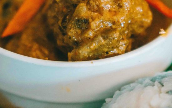 Pollo al curry con arroz/ PEXELS Pollo al curry con arroz/ PEXELS