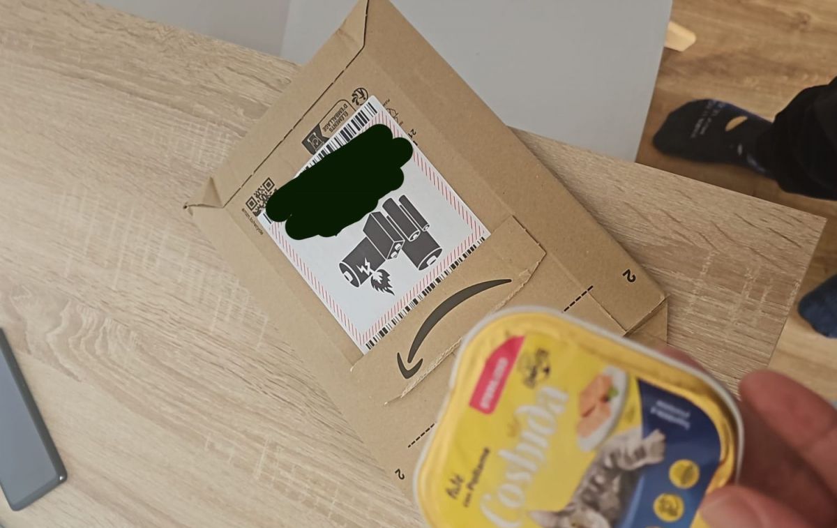 La lata de comida para gatos que le llegó a Daniel D. CEDIDA La lata de comida para gatos que le llegó a Daniel D. CEDIDA