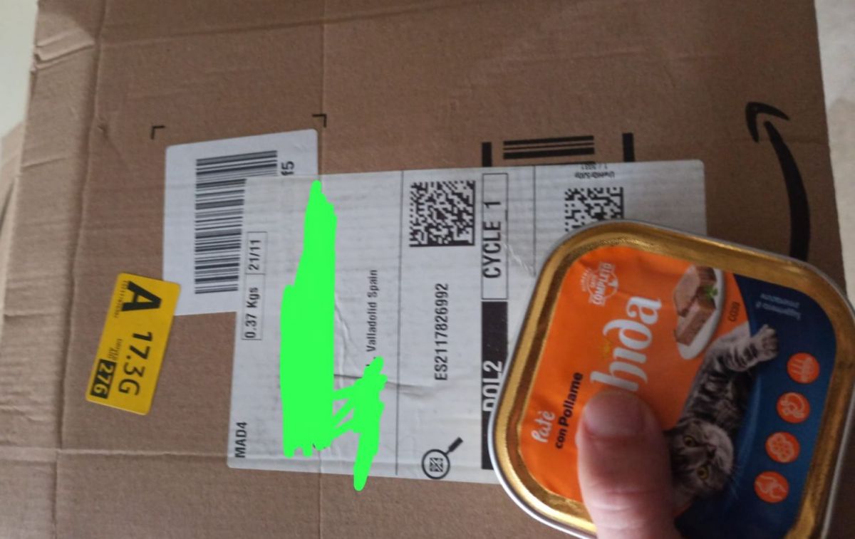 La lata de comida para gatos que le llegó a Deebass Bohlen CEDIDA La lata de comida para gatos que le llegó a Deebass Bohlen CEDIDA