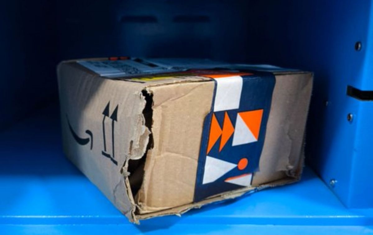 Un paquete para Carmelo Borrego de Amazon abierto / CEDIDA Un paquete para Carmelo Borrego de Amazon abierto / CEDIDA