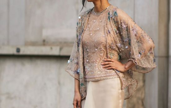Idea de estilo: Usa tu falda midi con camisas boho de pedrería para la próxima primavera 2025/ Cortesía Vogue México Idea de estilo: Usa tu falda midi con camisas boho de pedrería para la próxima primavera 2025/ Cortesía Vogue México