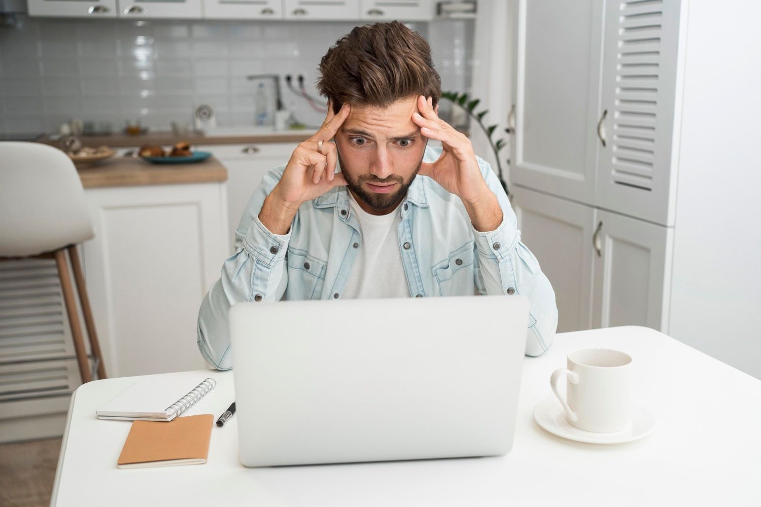 Una persona preocupada con el servicio de Cancelatum / FREEPIK