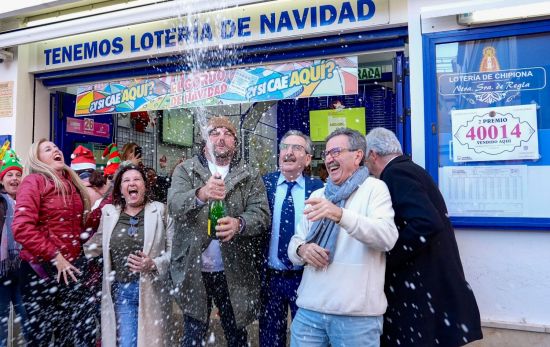 Premiados y vecinos celebran el premio de la lotería de Navidad en Chipiona / Román Ríos - EFE 