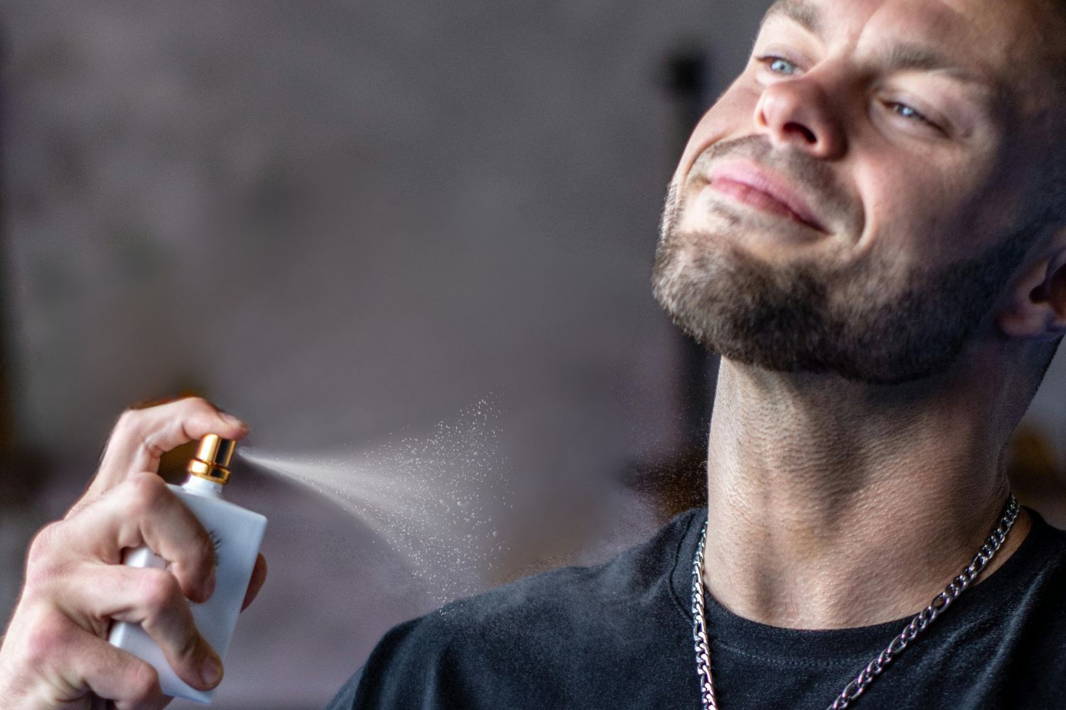 Un hombre se echa un perfume similar a los de Mercadona / Montaje CONSUMIDOR GLOBAL