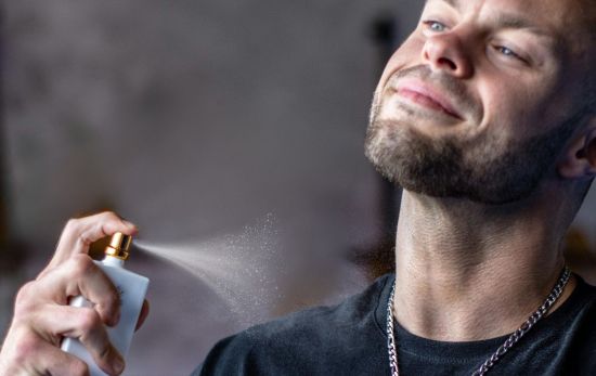 Un hombre se echa perfume en el cuello/ Montaje CG Un hombre se echa perfume en el cuello/ Montaje CG
