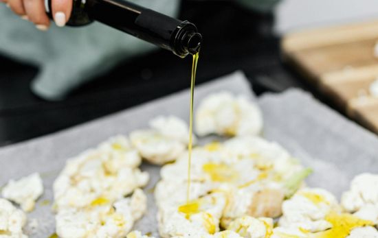 Una persona prepara coliflor al horno/ PEXELS Una persona prepara coliflor al horno/ PEXELS
