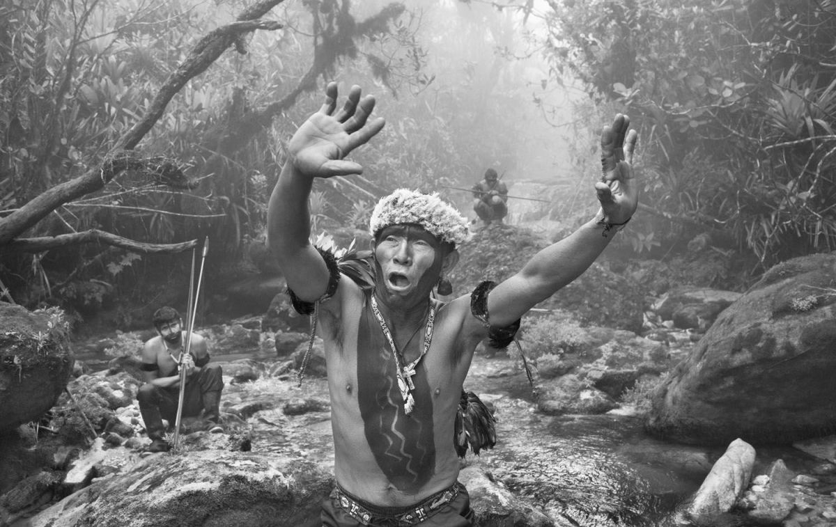 Hombres de una tribu del Amazonas / SEBASTIÂO SALGADO Hombres de una tribu del Amazonas / SEBASTIÂO SALGADO