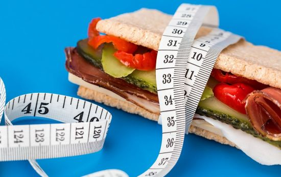 Una cinta de medir y un bocadillo / FREEPIK Una cinta de medir y un bocadillo / FREEPIK