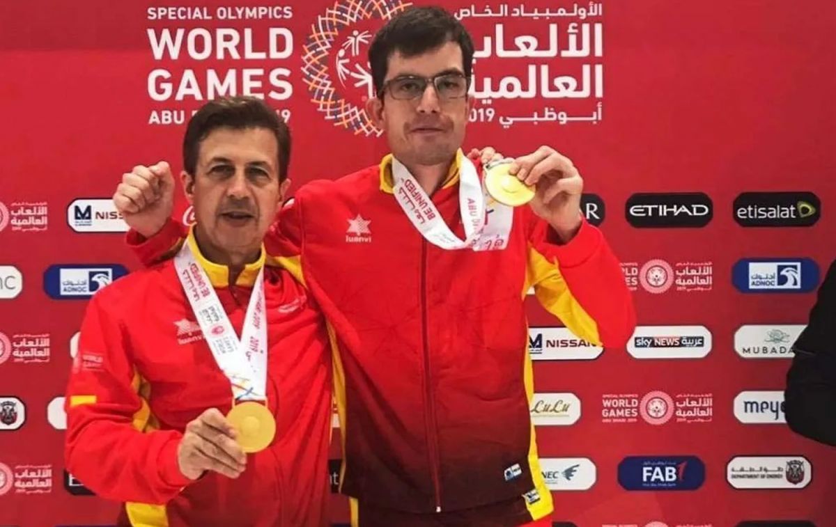 El entrenador José Miguel Esteller y uno de sus jugadores de los Special Olympics con la medalla de oro SESE El entrenador José Miguel Esteller y uno de sus jugadores de los Special Olympics con la medalla de oro SESE