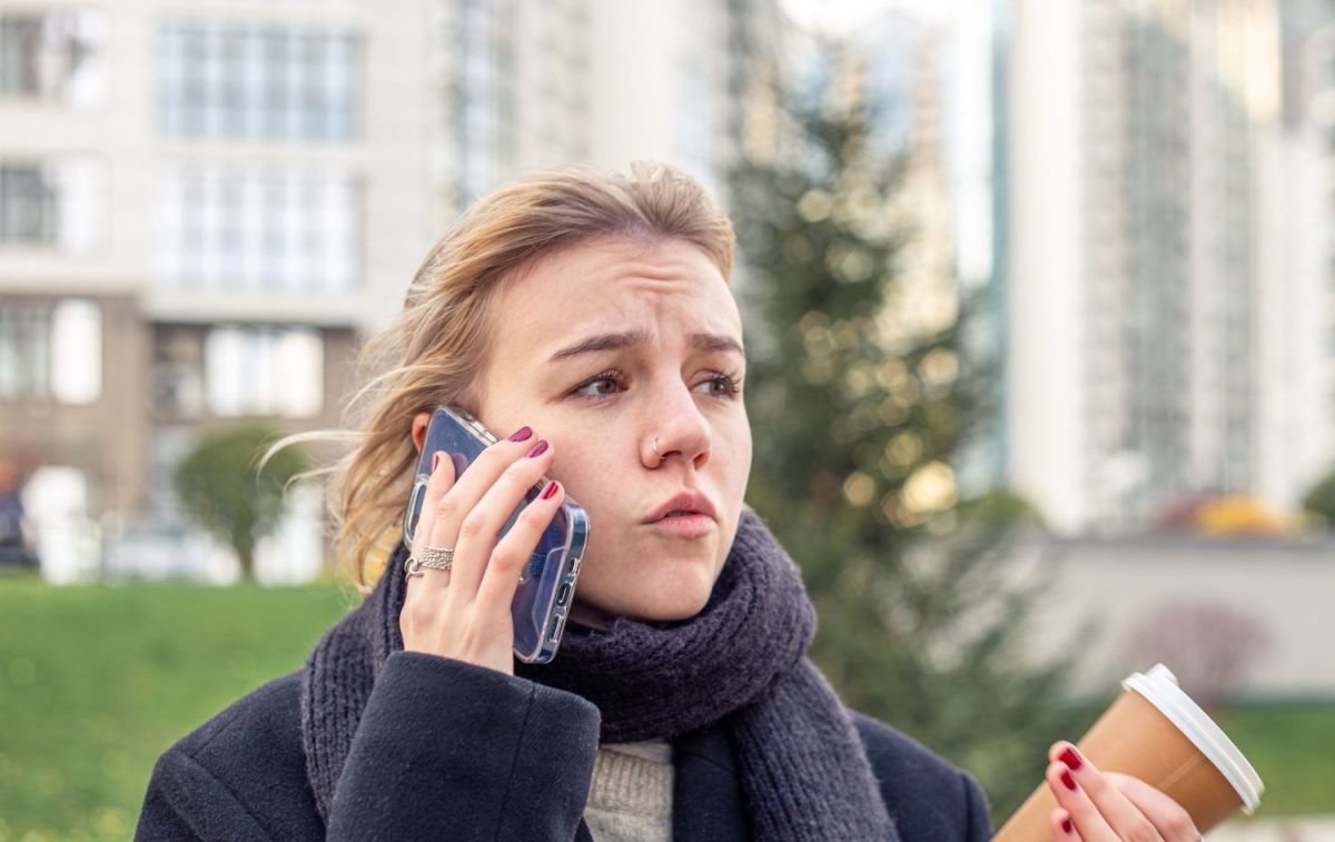 Una mujer recibe una llamada telefónica / FREEPIK - pvproductions Una mujer recibe una llamada telefónica / FREEPIK - pvproductions