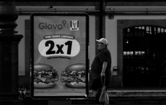 Ejemplo de 2x1 en una publicidad en la calle/ PEXELS Ejemplo de 2x1 en una publicidad en la calle/ PEXELS