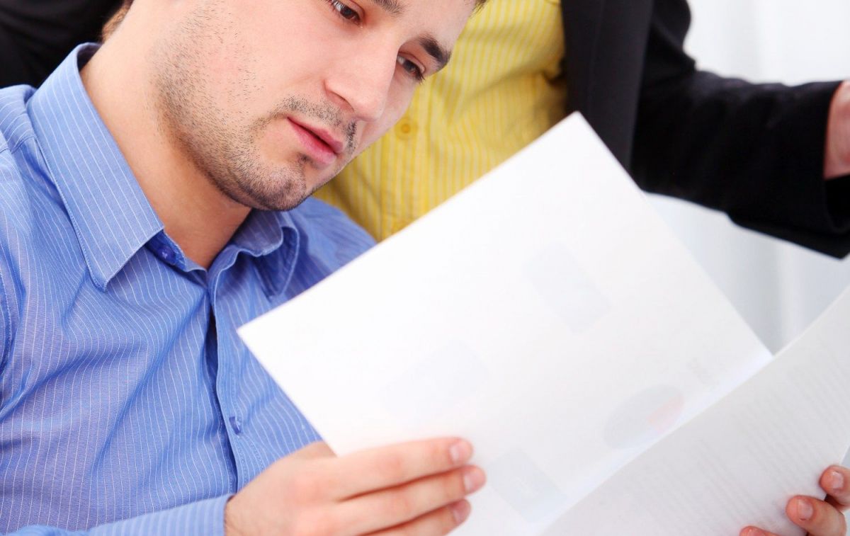 Un hombre revisa unos documentos / FREEPIK Un hombre revisa unos documentos / FREEPIK