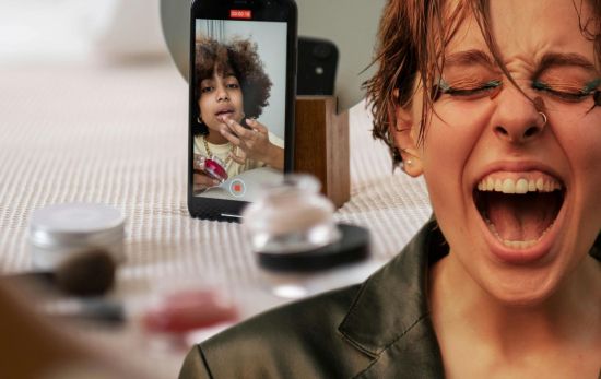 El hate-watching u odiar y consumir compulsivamente el contenido de los 'influencers' que odiamos/ Montaje CG El hate-watching u odiar y consumir compulsivamente el contenido de los 'influencers' que odiamos/ Montaje CG