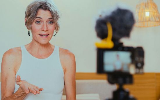 Creadora de contenido subiendo un vídeo a redes sociales / PEXELS Creadora de contenido subiendo un vídeo a redes sociales / PEXELS