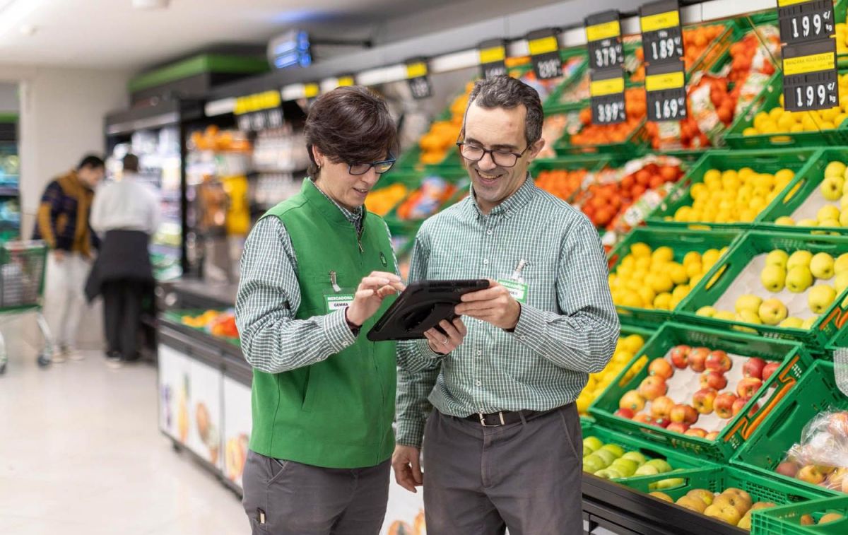 Dos trabajadores de Mercadona / EUROPA PRESS Dos trabajadores de Mercadona / EUROPA PRESS