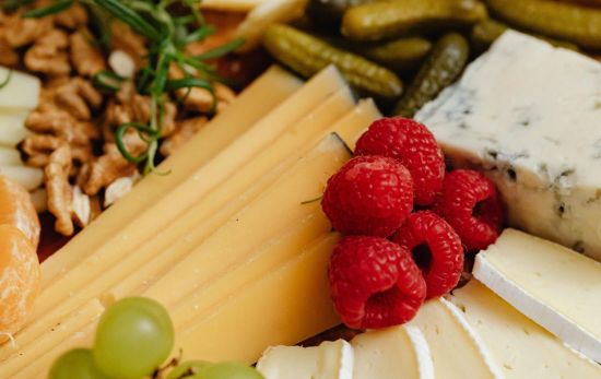 Tabla de quesos y frutas/ PEXELS Tabla de quesos y frutas/ PEXELS