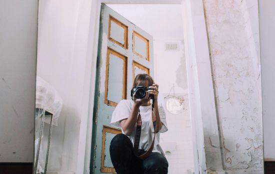 Una mujer tomándose una foto en el espejo/ PEXELS Una mujer tomándose una foto en el espejo/ PEXELS