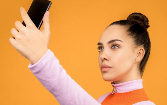 Una chica haciéndose un selfie con el móvil/ PEXELS Una chica haciéndose un selfie con el móvil/ PEXELS