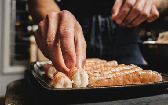 Una persona pela las gambas antes de cocinarlas para que no lo tengan que hacer sus comensales/ PEXELS Una persona pela las gambas antes de cocinarlas para que no lo tengan que hacer sus comensales/ PEXELS