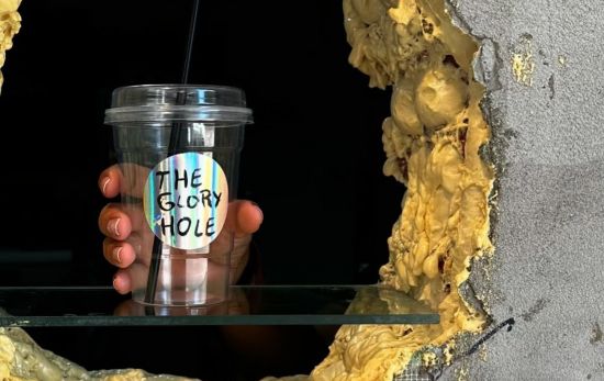 Este es el polémico agujero donde te sirven el café en el establecimiento más bizarro 'The Glory Hole' / Instagram Este es el polémico agujero donde te sirven el café en el establecimiento más bizarro 'The Glory Hole' / Instagram