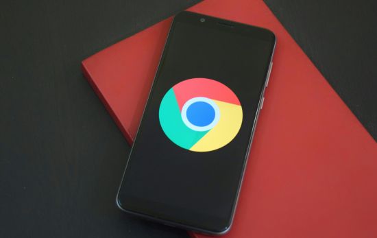 Un móvil con la pantalla con el logo de Google/ PEXELS Un móvil con la pantalla con el logo de Google/ PEXELS