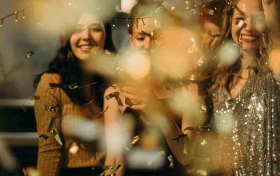 Tres amigas celebrando la Nochevieja/ PEXELS Tres amigas celebrando la Nochevieja/ PEXELS
