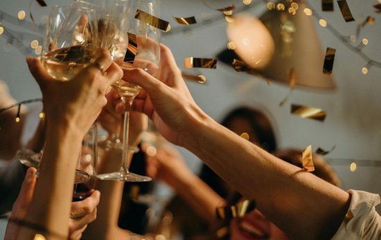 Un brindis en Nochevieja/ PEXELS Un brindis en Nochevieja/ PEXELS