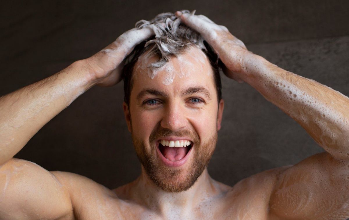 Un hombre se lava el pelo / FREEPIK Un hombre se lava el pelo / FREEPIK
