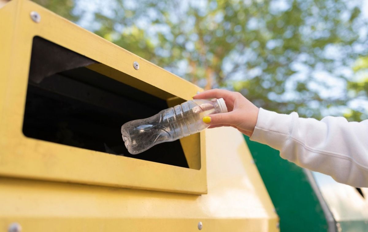 Un consumidor tira una botella a un contenedor / FREEPIK Un consumidor tira una botella a un contenedor / FREEPIK