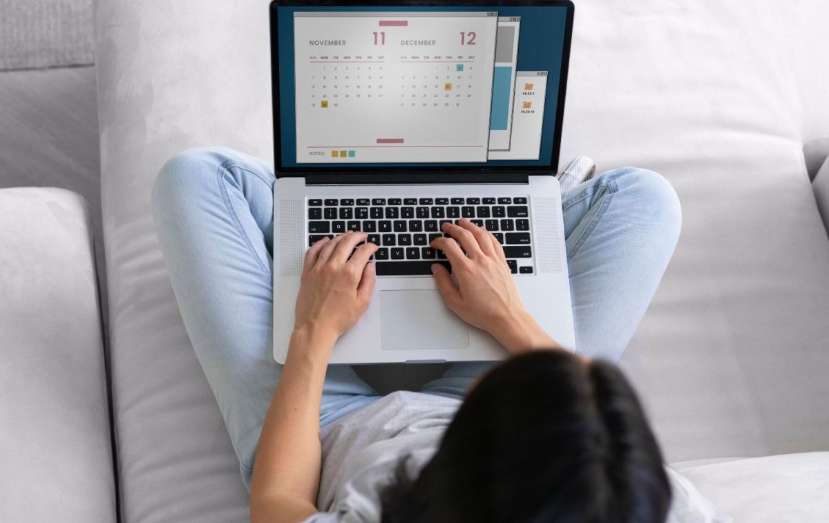 Una persona consulta un calendario en el ordenador / FREEPIK Una persona consulta un calendario en el ordenador / FREEPIK