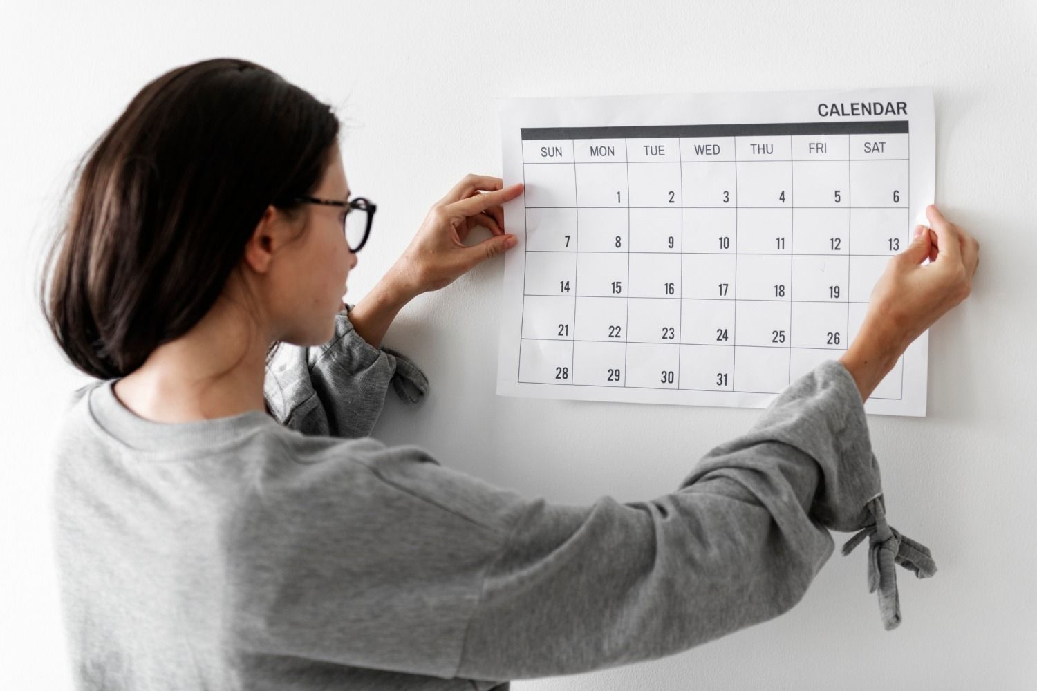 Una mujer observa los fines de semana en un calendario / FREEPIK rawpixel.com
