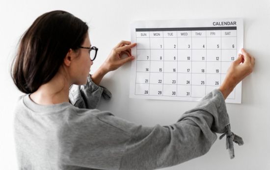 Una mujer observa los fines de semana en un calendario / FREEPIK rawpixel.com Una mujer observa los fines de semana en un calendario / FREEPIK rawpixel.com
