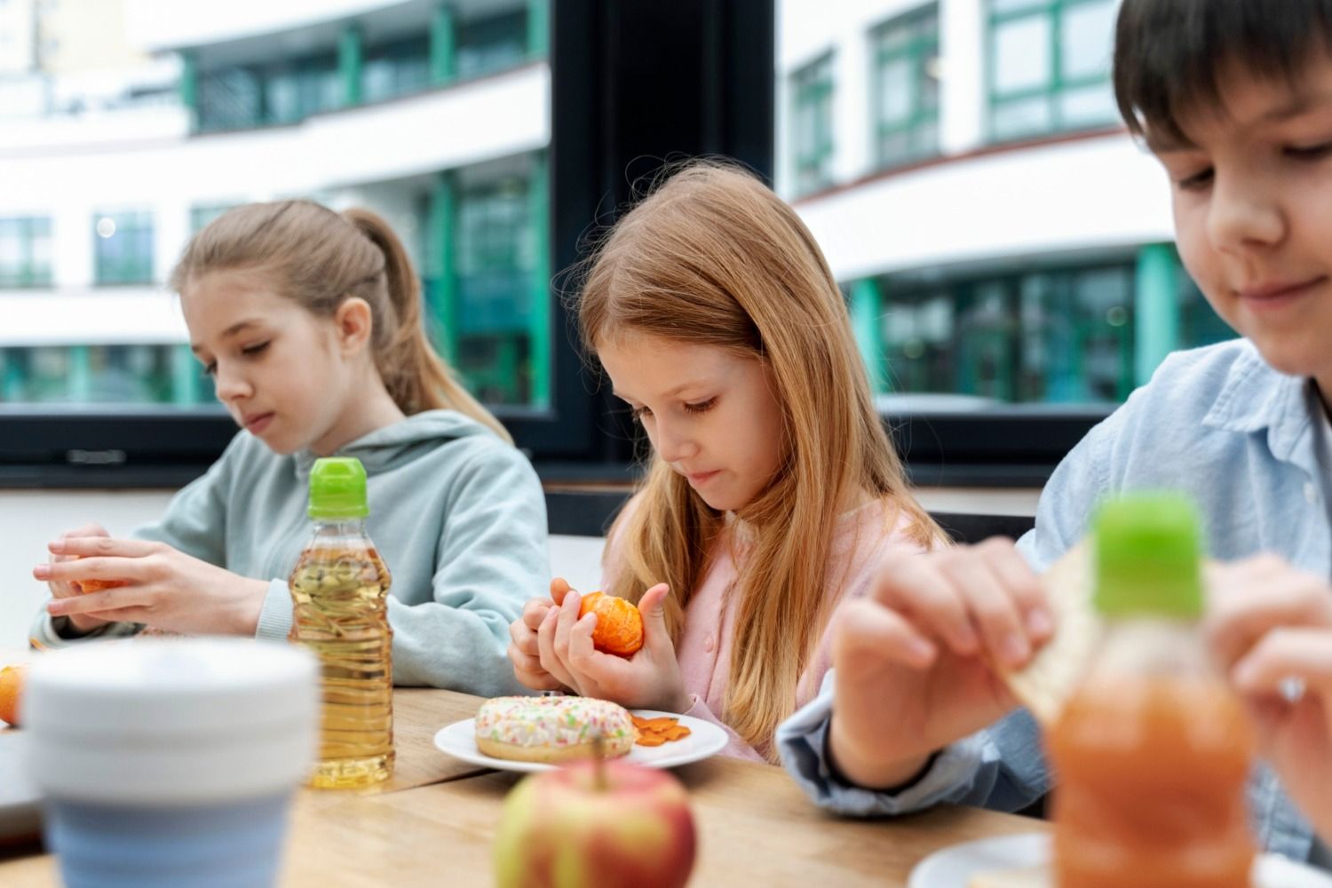 Varios niños en inscritos en el comedor del colegio / FREEPIK
