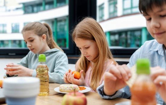 Varios niños en inscritos en el comedor del colegio / FREEPIK Varios niños en inscritos en el comedor del colegio / FREEPIK